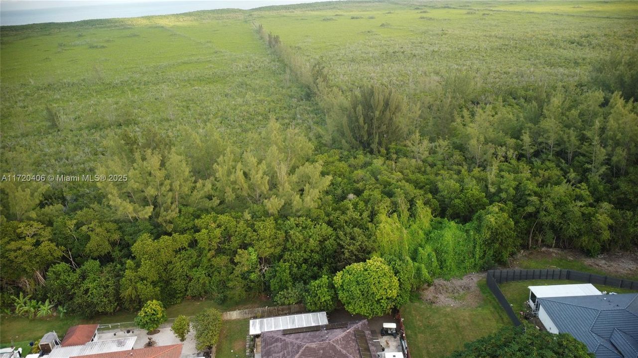 На продажу: $660,000 (1.53 acres)