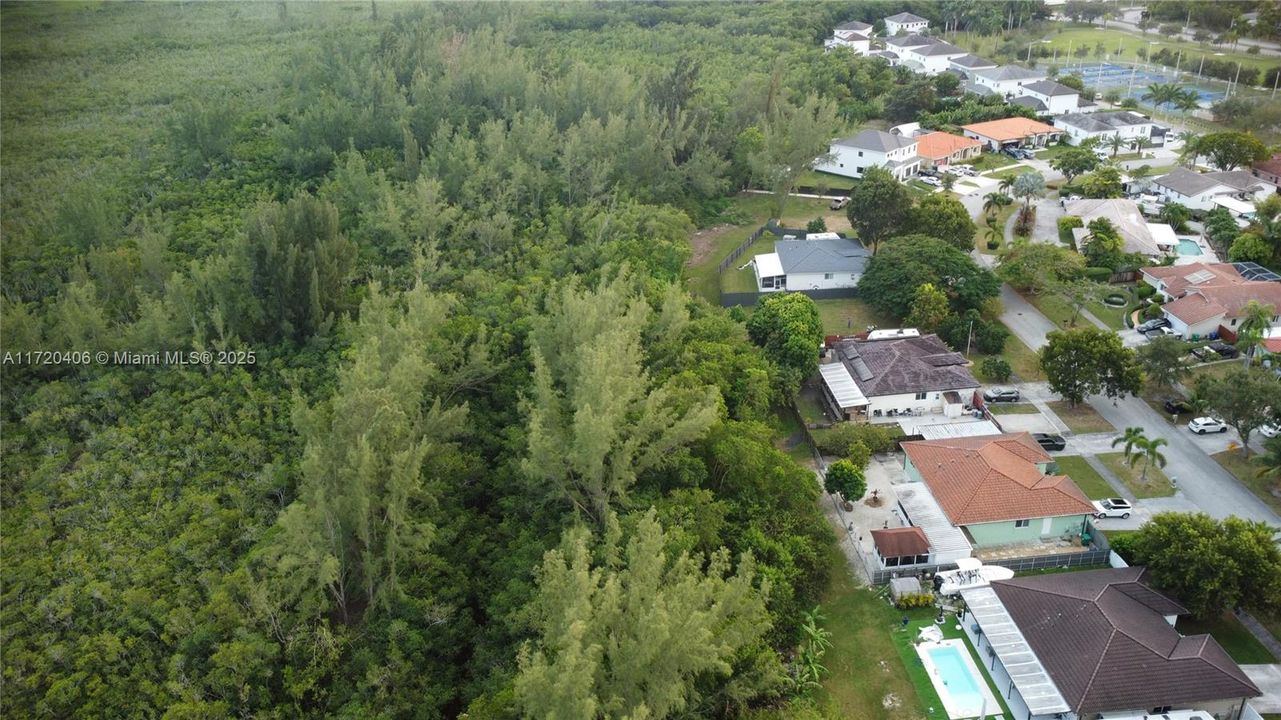 На продажу: $660,000 (1.53 acres)