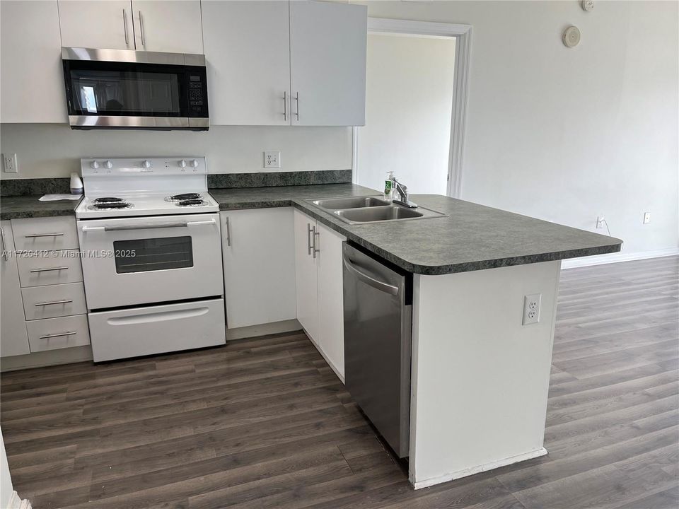 For Sale: $420,000 (2 beds, 2 baths, 827 Square Feet)