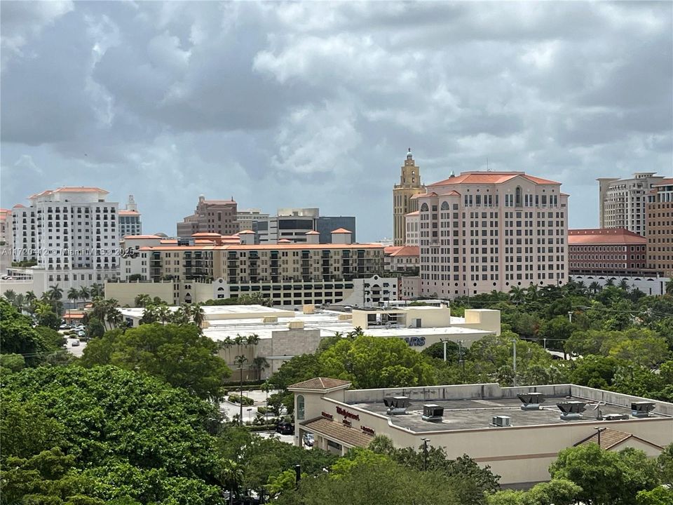 For Sale: $420,000 (2 beds, 2 baths, 827 Square Feet)