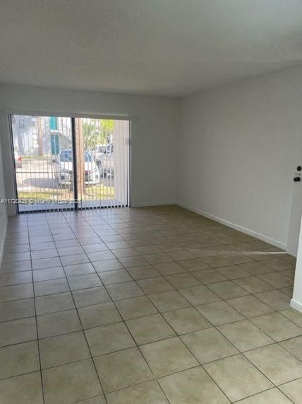 For Rent: $1,875 (1 beds, 1 baths, 678 Square Feet)