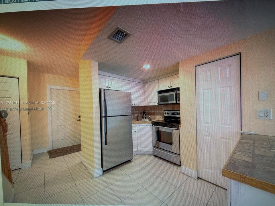 For Rent: $2,200 (2 beds, 1 baths, 900 Square Feet)