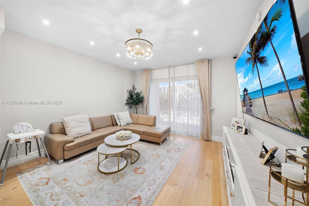 For Sale: $750,000 (1 beds, 1 baths, 966 Square Feet)