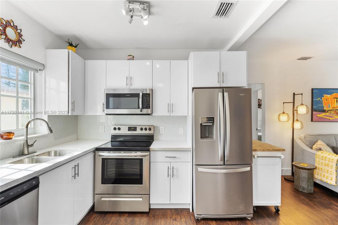 For Sale: $339,999 (2 beds, 1 baths, 800 Square Feet)