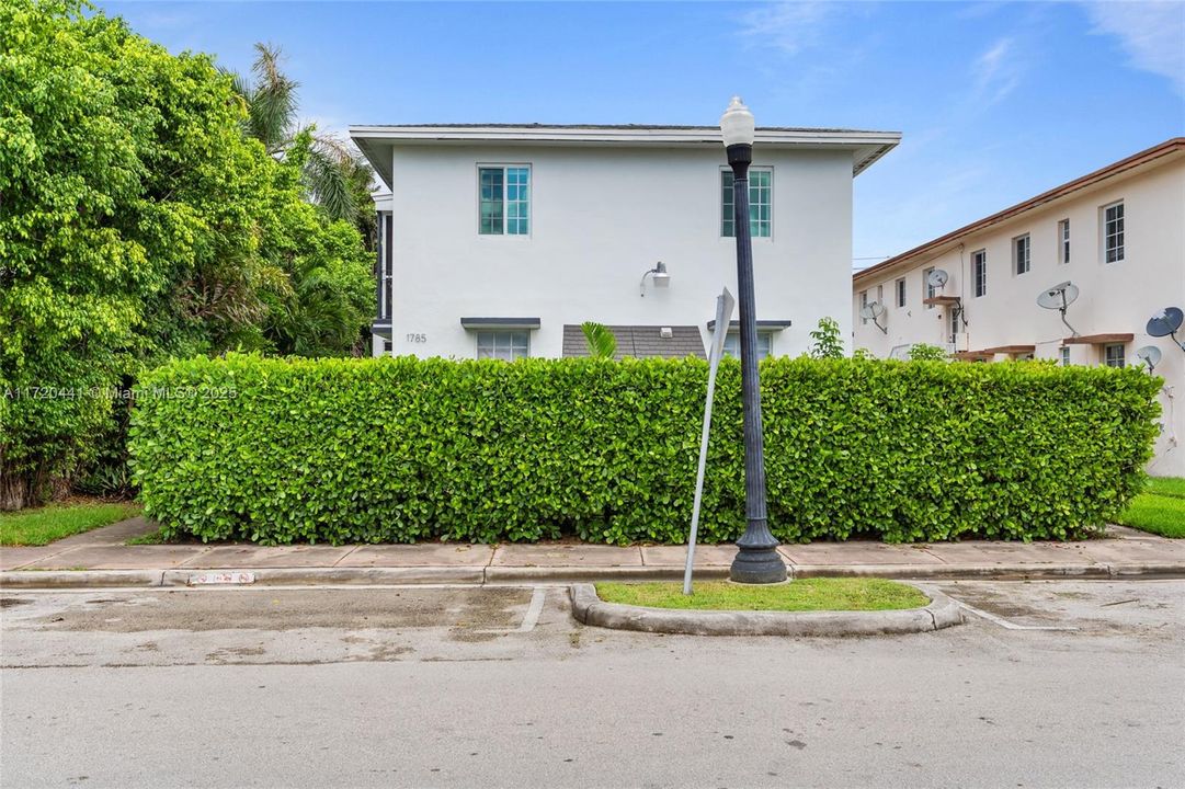 For Sale: $339,999 (2 beds, 1 baths, 800 Square Feet)