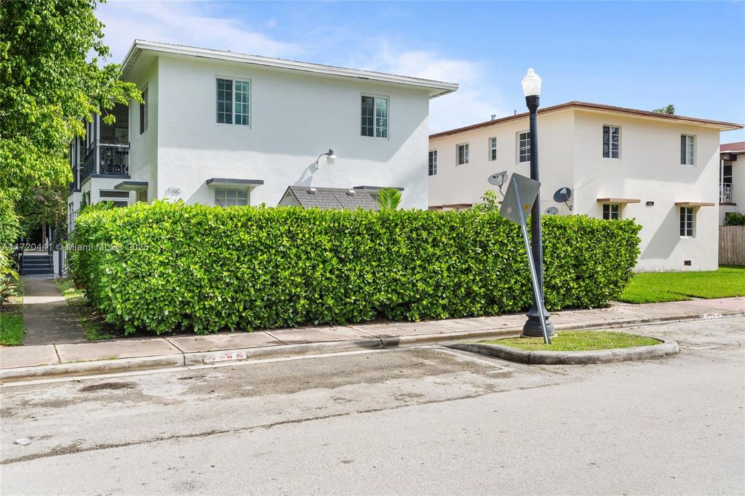 For Sale: $339,999 (2 beds, 1 baths, 800 Square Feet)