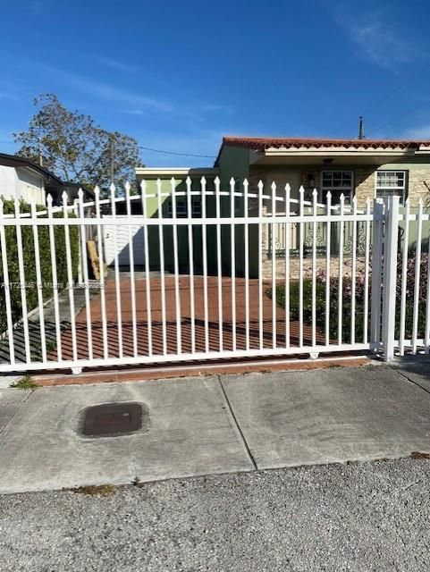 For Sale: $545,000 (3 beds, 2 baths, 750 Square Feet)