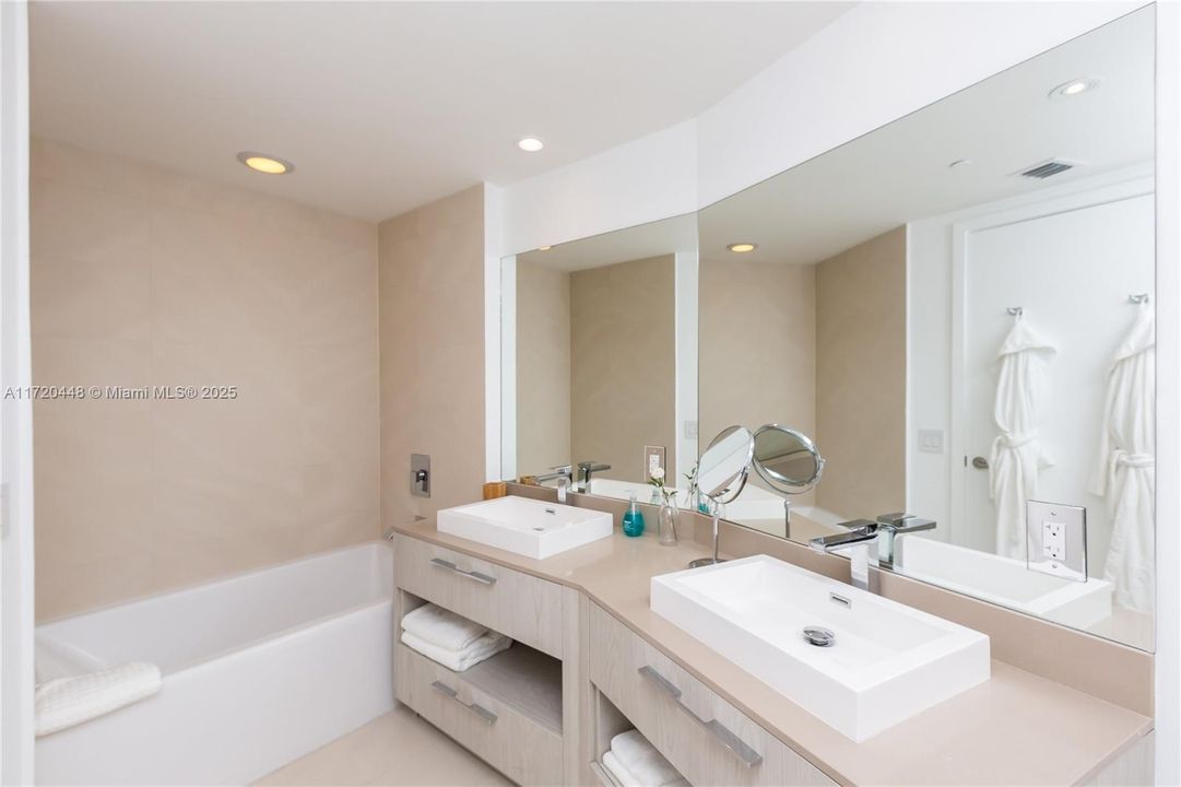 For Sale: $1,395,000 (2 beds, 2 baths, 1145 Square Feet)