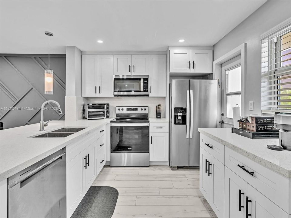 For Sale: $290,000 (1 beds, 1 baths, 847 Square Feet)