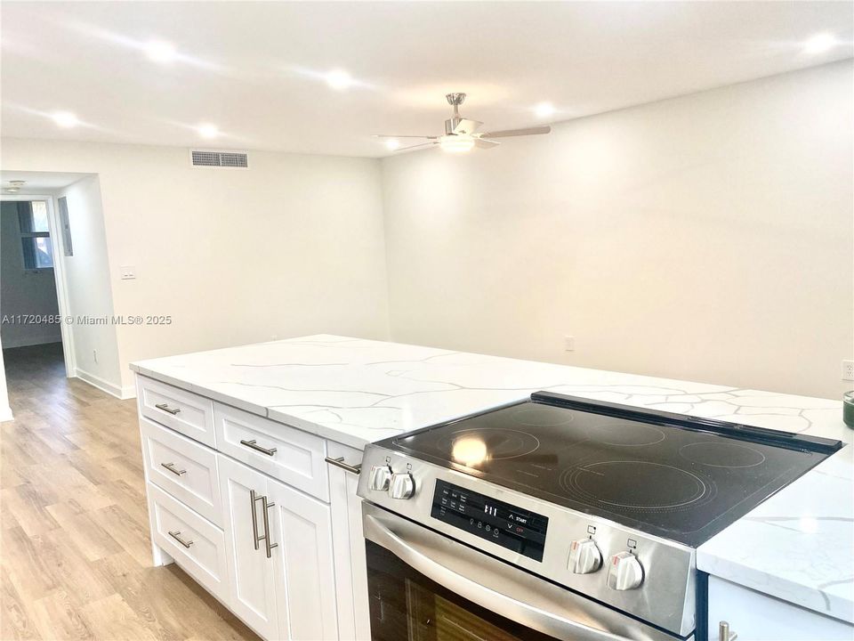 For Sale: $199,999 (1 beds, 1 baths, 710 Square Feet)