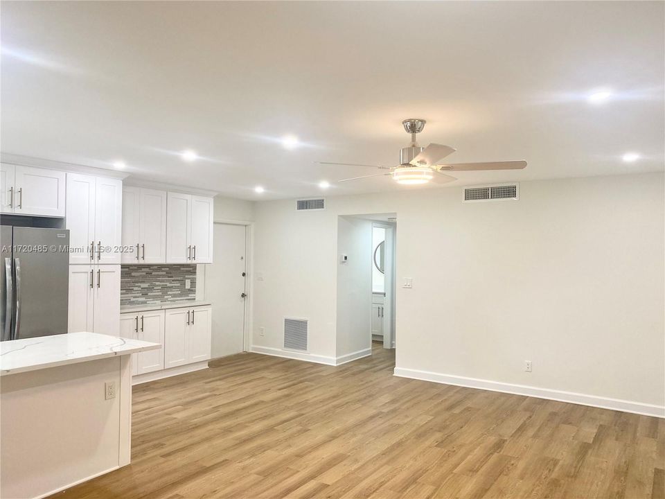 For Sale: $199,999 (1 beds, 1 baths, 710 Square Feet)