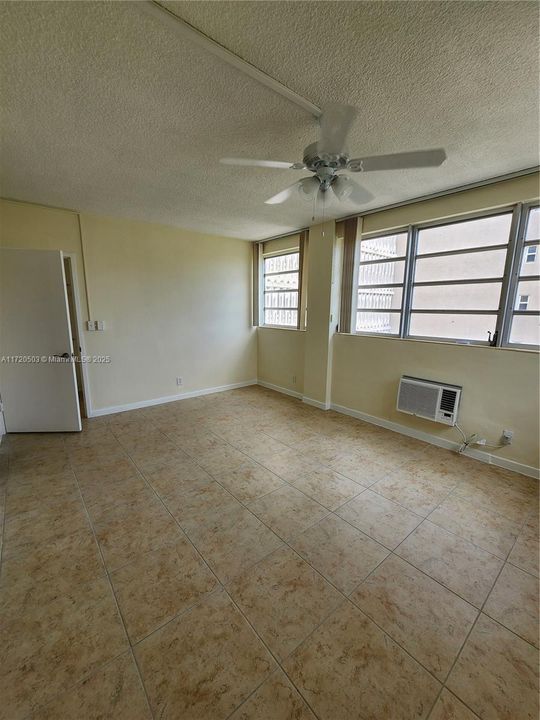 For Rent: $2,250 (1 beds, 1 baths, 811 Square Feet)