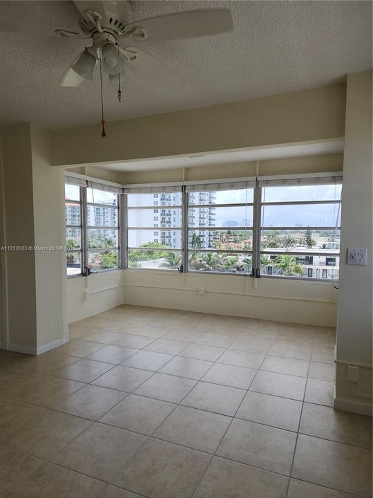 For Rent: $2,250 (1 beds, 1 baths, 811 Square Feet)