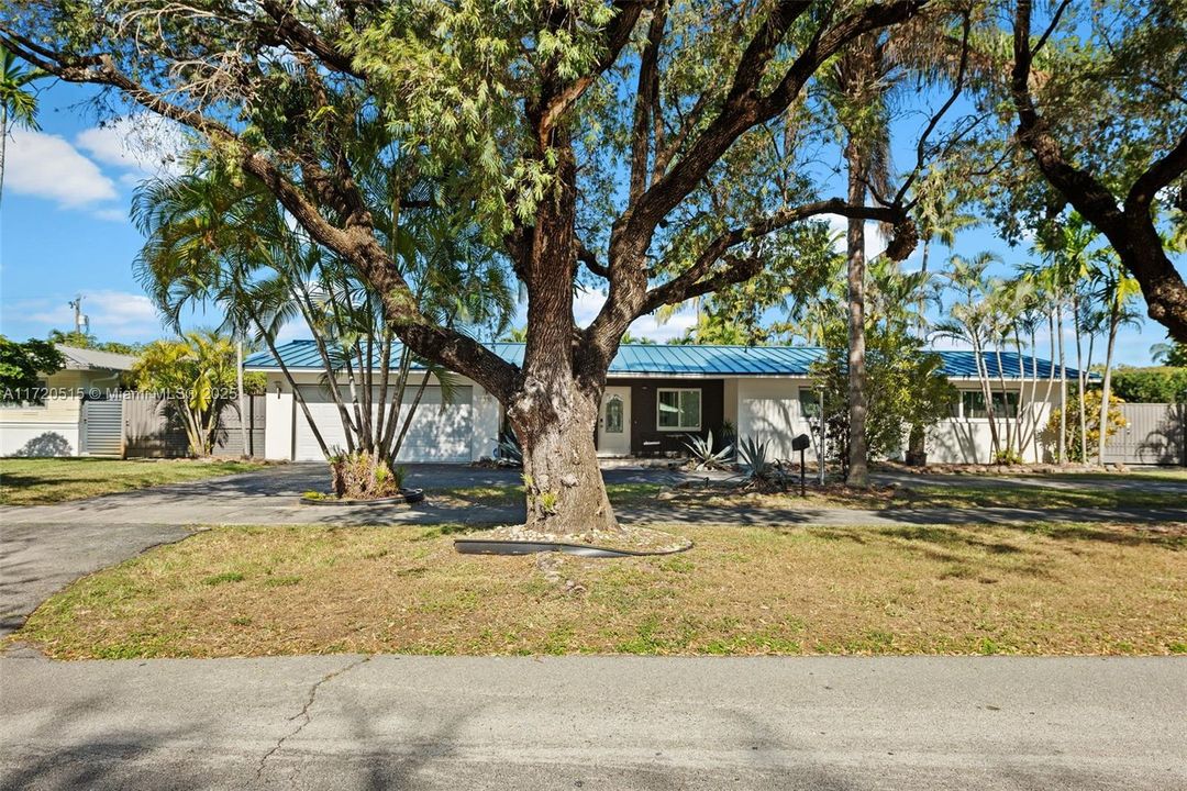 For Sale: $1,275,000 (5 beds, 3 baths, 2800 Square Feet)