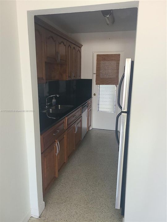 For Rent: $2,200 (1 beds, 1 baths, 832 Square Feet)