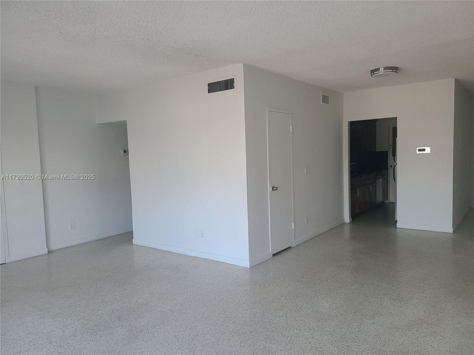 For Rent: $2,200 (1 beds, 1 baths, 832 Square Feet)