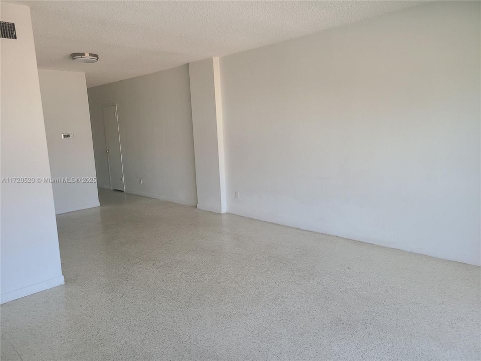 For Rent: $2,200 (1 beds, 1 baths, 832 Square Feet)