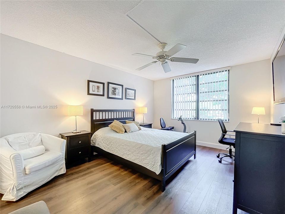 For Sale: $187,000 (1 beds, 1 baths, 773 Square Feet)