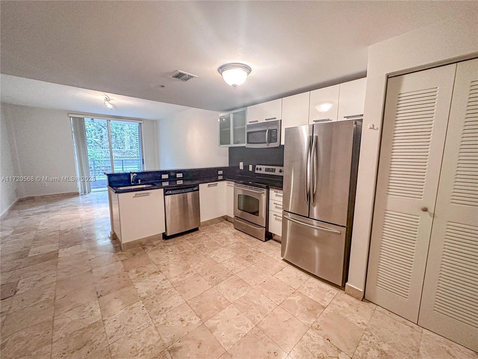 For Rent: $3,300 (1 beds, 1 baths, 816 Square Feet)