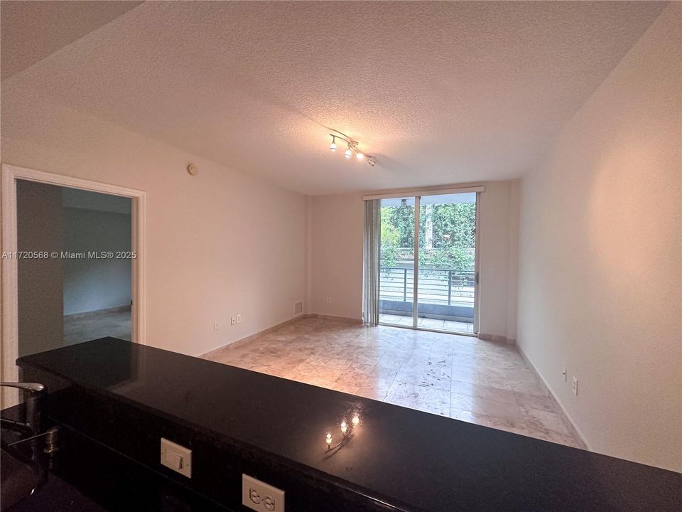 For Rent: $3,300 (1 beds, 1 baths, 816 Square Feet)