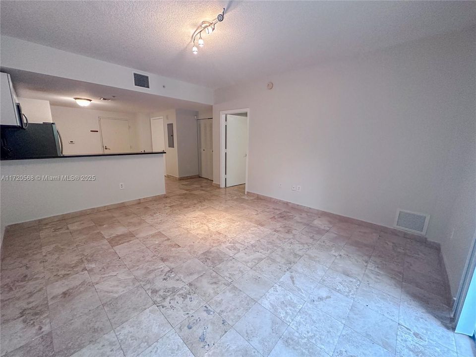 For Rent: $3,300 (1 beds, 1 baths, 816 Square Feet)