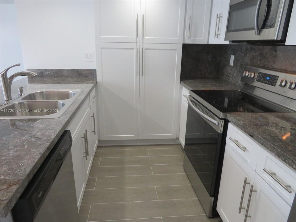 For Rent: $2,900 (2 beds, 2 baths, 990 Square Feet)