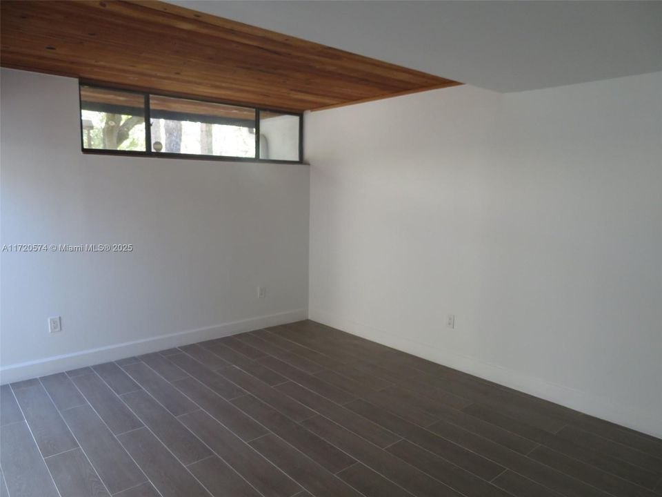 For Rent: $2,900 (2 beds, 2 baths, 990 Square Feet)