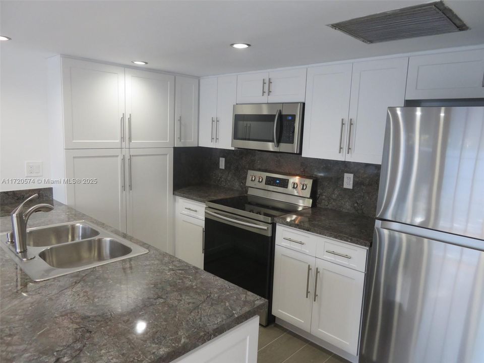 For Rent: $2,900 (2 beds, 2 baths, 990 Square Feet)