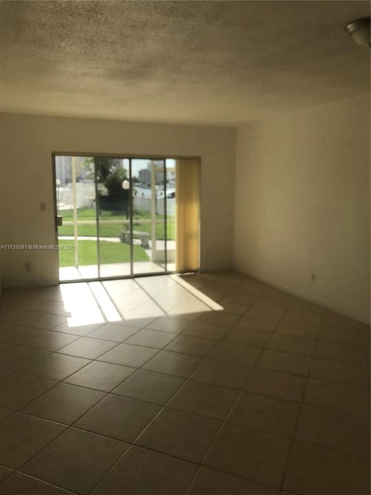 For Rent: $1,900 (1 beds, 1 baths, 670 Square Feet)