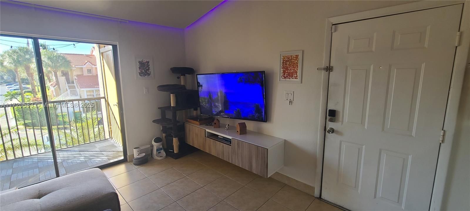 For Rent: $1,900 (1 beds, 1 baths, 588 Square Feet)