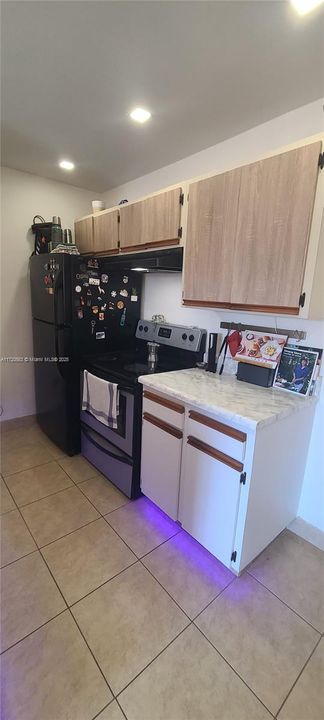 For Rent: $1,900 (1 beds, 1 baths, 588 Square Feet)