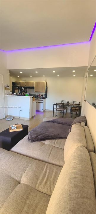 For Rent: $1,900 (1 beds, 1 baths, 588 Square Feet)