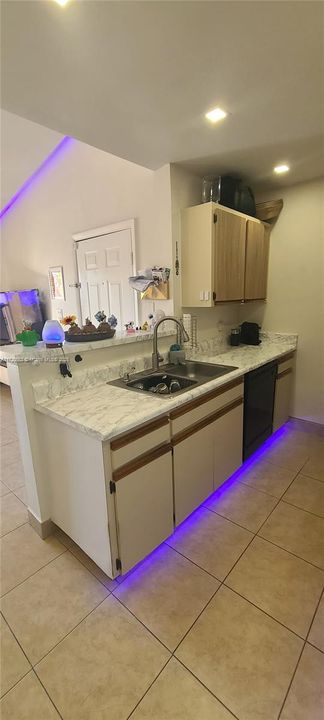 For Rent: $1,900 (1 beds, 1 baths, 588 Square Feet)