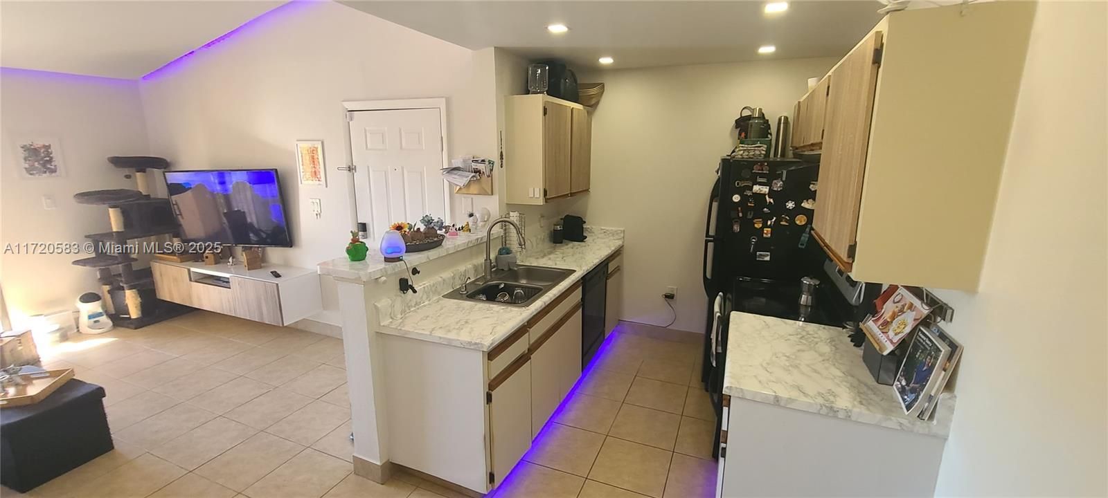 For Rent: $1,900 (1 beds, 1 baths, 588 Square Feet)