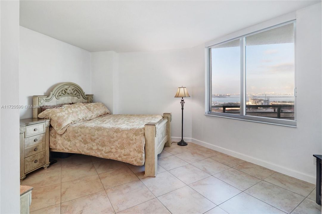 For Sale: $650,000 (2 beds, 2 baths, 1105 Square Feet)