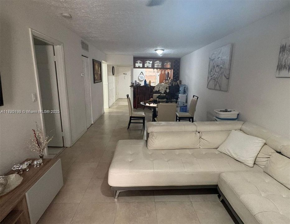 For Rent: $2,200 (2 beds, 2 baths, 890 Square Feet)