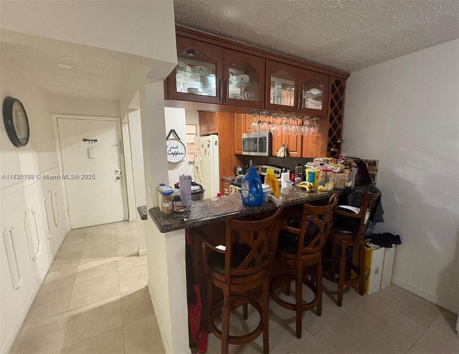 For Rent: $2,200 (2 beds, 2 baths, 890 Square Feet)