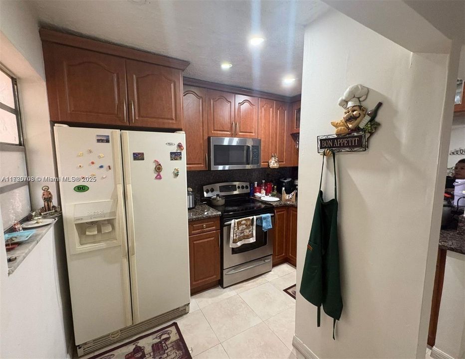 For Rent: $2,200 (2 beds, 2 baths, 890 Square Feet)