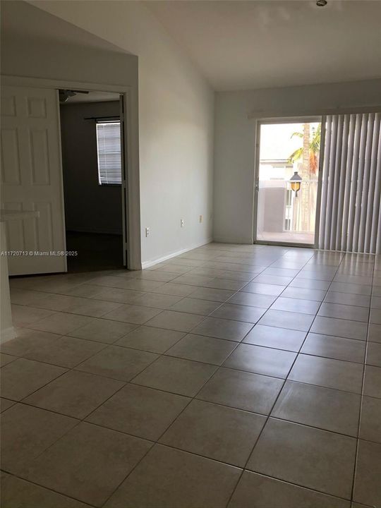 For Rent: $2,050 (2 beds, 1 baths, 922 Square Feet)