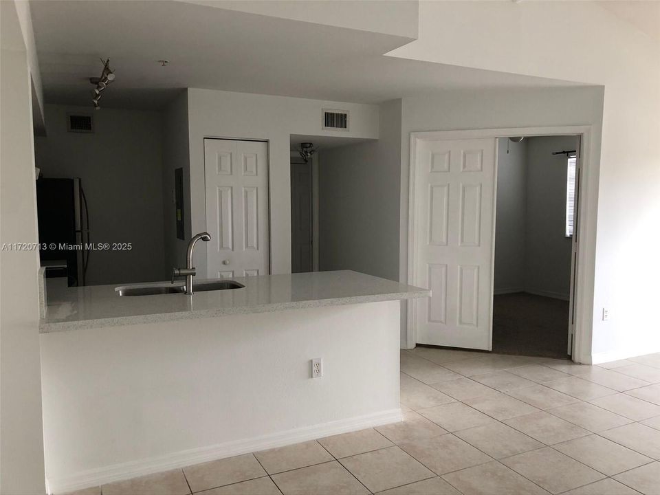 For Rent: $2,050 (2 beds, 1 baths, 922 Square Feet)