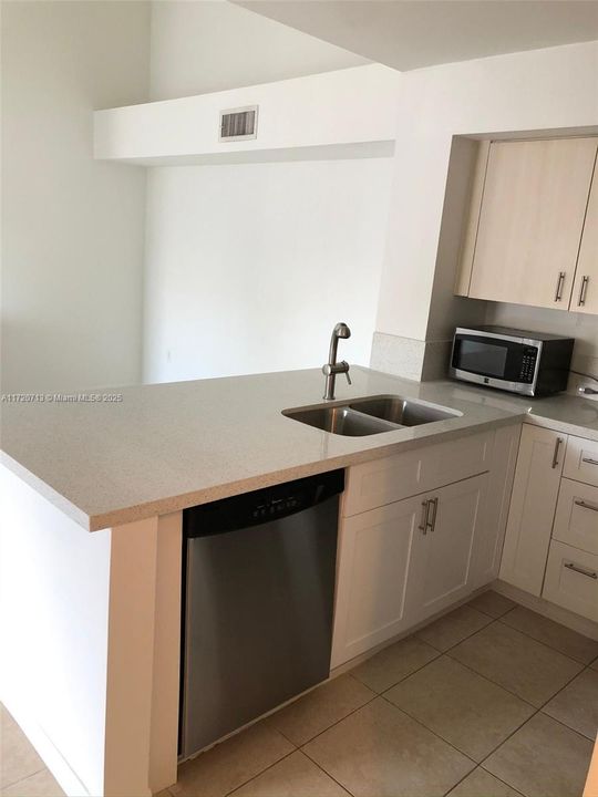 For Rent: $2,050 (2 beds, 1 baths, 922 Square Feet)