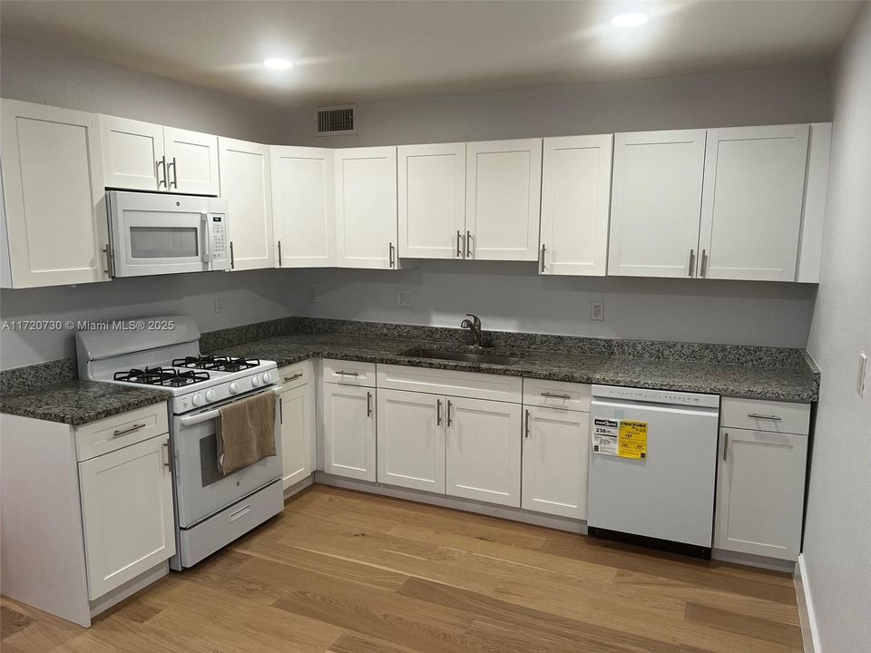 For Rent: $2,750 (2 beds, 1 baths, 1570 Square Feet)