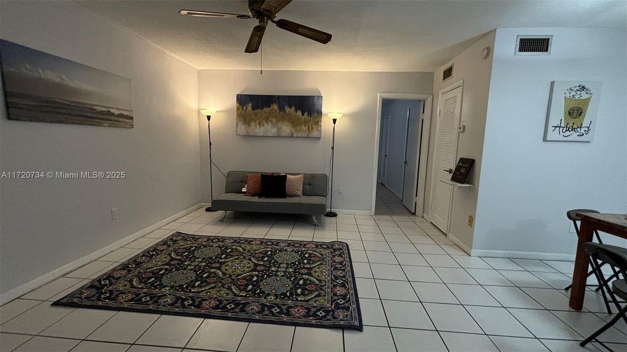 For Rent: $1,650 (1 beds, 1 baths, 646 Square Feet)