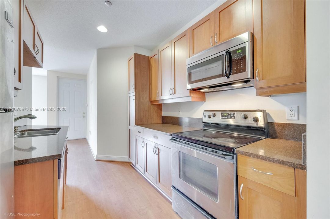 For Rent: $2,195 (1 beds, 1 baths, 762 Square Feet)