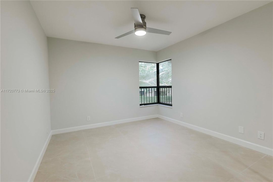 For Sale: $288,000 (2 beds, 2 baths, 982 Square Feet)