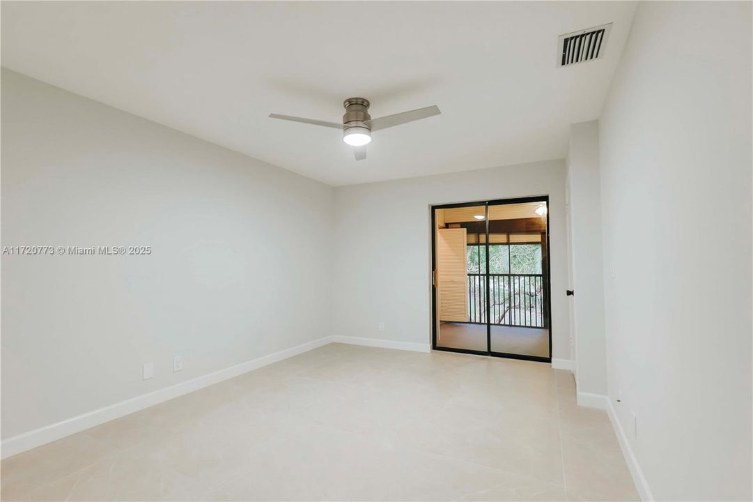 For Sale: $288,000 (2 beds, 2 baths, 982 Square Feet)