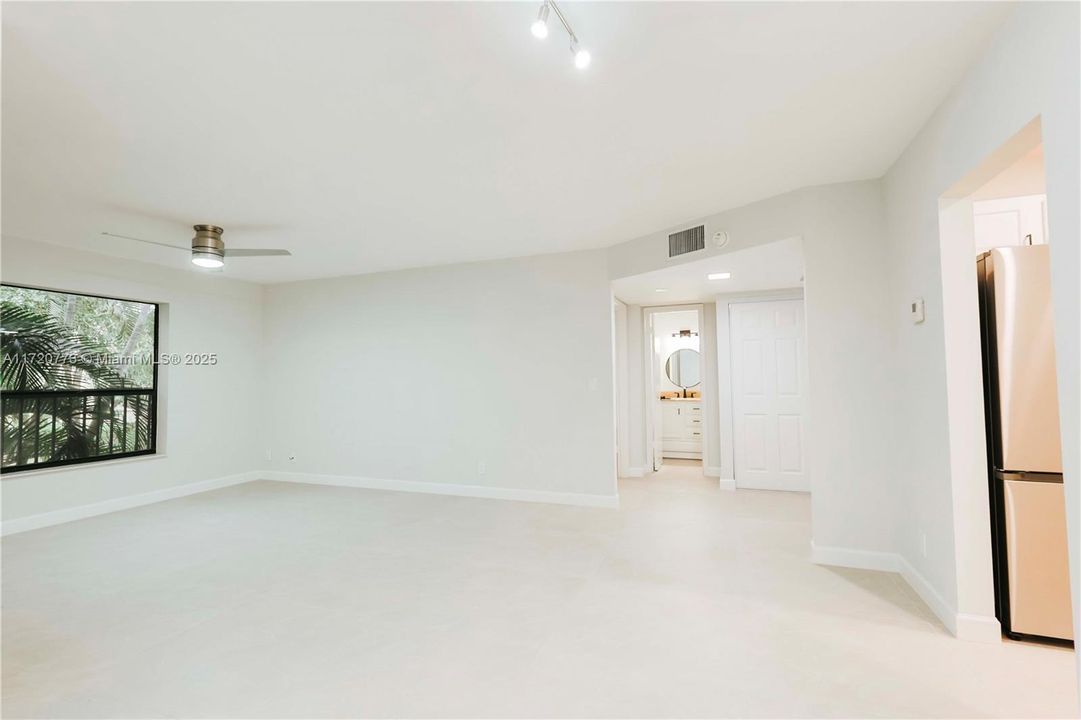 For Sale: $288,000 (2 beds, 2 baths, 982 Square Feet)