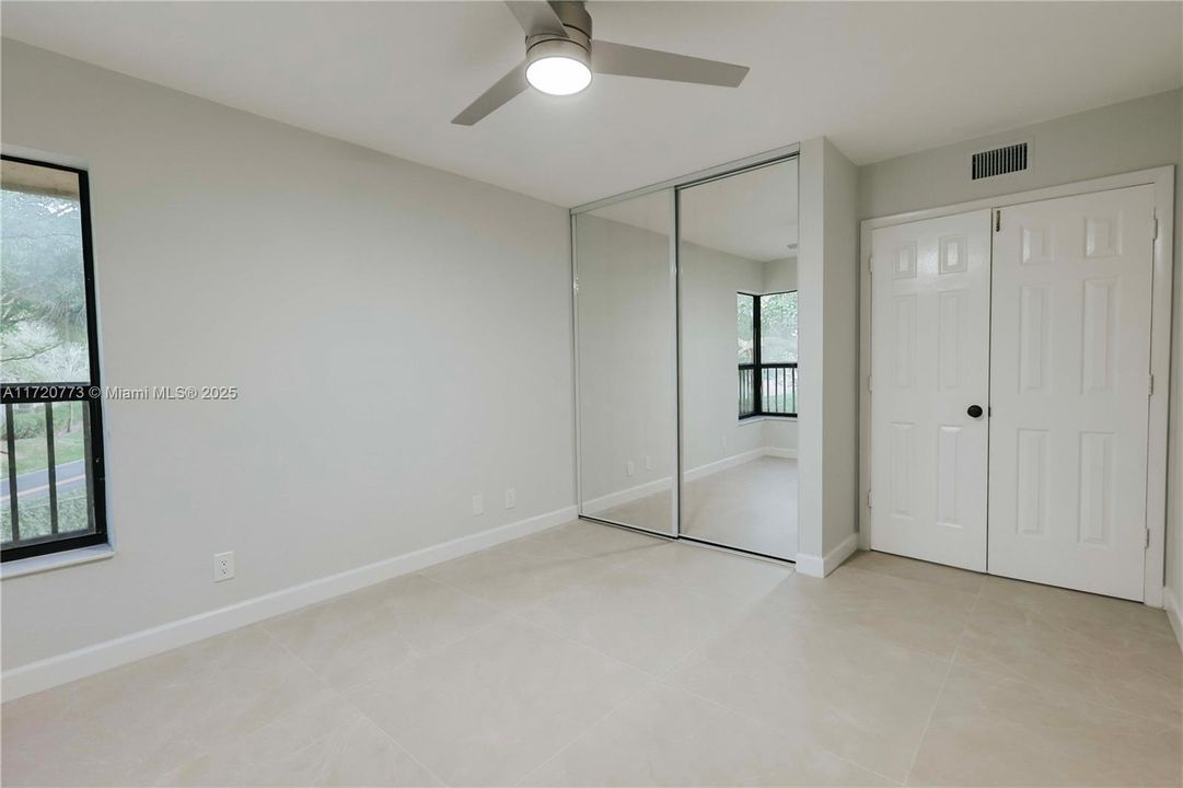 For Sale: $288,000 (2 beds, 2 baths, 982 Square Feet)