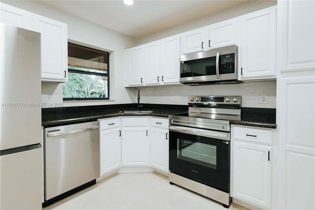 For Sale: $288,000 (2 beds, 2 baths, 982 Square Feet)