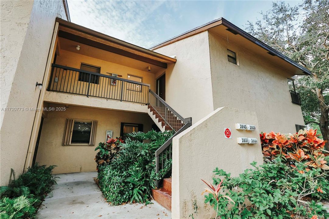 For Sale: $288,000 (2 beds, 2 baths, 982 Square Feet)